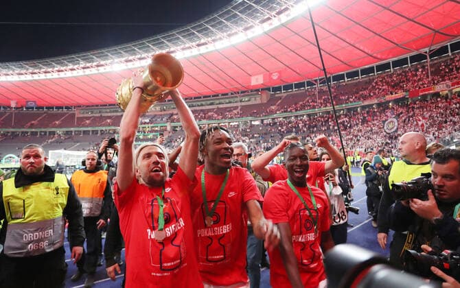 Pokalfinale Freiburg - RB Leipzig 21.05.2022 Berlin, 21.05.2022, Olympiastadion, Fussball, DFB Pokalfinale , SC Freiburg vs. RB Leipzig 3:5 n.E. (1:0, 1:1, 1:1) , RB Leipzig, DFB Pokalsieger 2022. Im Bild v.l.: Kevin Kampl (44, RB Leipzig), Mohamed Simakan (2, RB Leipzig) und Amadou Haidara (8, RB Leipzig) , DFB regulations prohibit any use of photographs as image sequences and or quasi-video. ,