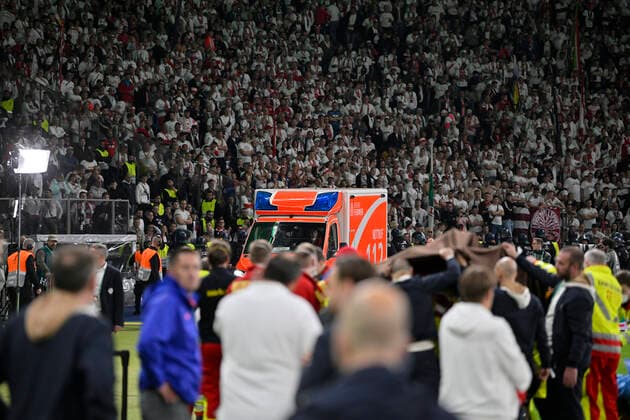 medizinischer Notfall vor der Siegerehrung wird ein Mann, der kollabiert ist, behandelt von Sanitaetern Rettungsfahrzeug kommt ins Stadion, Zuschauer Fans Aktion mit Taschenlampe der Handys Smartphone Kerzenlicht 79. DFB Pokalfinale SC Freiburg SCF vs RB Leipzig RBL Olympiastadion Berlin 21.05.2022 DFL REGULATIONS PROHIBIT ANY USE OF PHOTOGRAPHS AS IMAGE SEQUENCES AND OR QUASI-VIDEO 79. DFB Pokalfinale SC Freiburg SCF vs RB Leipzig RBL