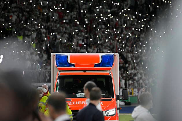medizinischer Notfall vor der Siegerehrung wird ein Mann, der kollabiert ist, behandelt von Sanitaetern Rettungsfahrzeug kommt ins Stadion, Zuschauer Fans Aktion mit Taschenlampe der Handys Smartphone Kerzenlicht 79. DFB Pokalfinale SC Freiburg SCF vs RB Leipzig RBL Olympiastadion Berlin 21.05.2022 DFL REGULATIONS PROHIBIT ANY USE OF PHOTOGRAPHS AS IMAGE SEQUENCES AND OR QUASI-VIDEO 79. DFB Pokalfinale SC Freiburg SCF vs RB Leipzig RBL