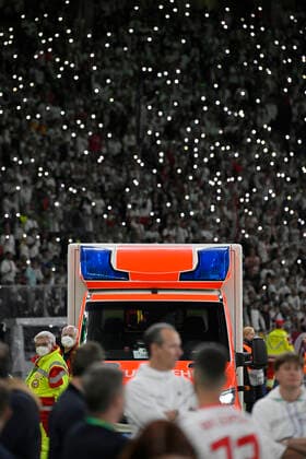medizinischer Notfall vor der Siegerehrung wird ein Mann, der kollabiert ist, behandelt von Sanitaetern Rettungsfahrzeug kommt ins Stadion, Zuschauer Fans Aktion mit Taschenlampe der Handys Smartphone Kerzenlicht 79. DFB Pokalfinale SC Freiburg SCF vs RB Leipzig RBL Olympiastadion Berlin 21.05.2022 DFL REGULATIONS PROHIBIT ANY USE OF PHOTOGRAPHS AS IMAGE SEQUENCES AND OR QUASI-VIDEO 79. DFB Pokalfinale SC Freiburg SCF vs RB Leipzig RBL