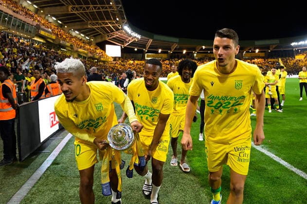 Equipe Nantes - Ambiance - Andrei GIROTTO ( 3 - Nantes ) - Ludovic BLAS ( 10 - Nantes ) - Presentation de la coupe de france en fin de match avec leurs supporters - FOOTBALL : Nantes vs Saint Etienne - Ligue 1 - 21 05 2022 FedericoPestellini Panoramic 