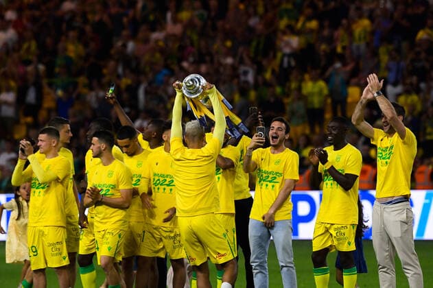 Equipe Nantes - Ambiance - Ludovic BLAS ( 10 - Nantes ) - Presentation de la coupe de france en fin de match avec leurs supporters - FOOTBALL : Nantes vs Saint Etienne - Ligue 1 - 21 05 2022 FedericoPestellini Panoramic 