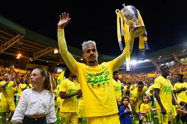 Equipe Nantes - Ambiance - Ludovic BLAS ( 10 - Nantes ) - Presentation de la coupe de france en fin de match avec leurs supporters - FOOTBALL : Nantes vs Saint Etienne - Ligue 1 - 21 05 2022 FedericoPestellini Panoramic 