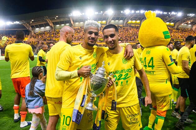 Equipe Nantes - Ambiance - FABIO ( 2 - Nantes ) - Ludovic BLAS ( 10 - Nantes ) - Presentation de la coupe de france en fin de match avec leurs supporters - FOOTBALL : Nantes vs Saint Etienne - Ligue 1 - 21 05 2022 FedericoPestellini Panoramic 