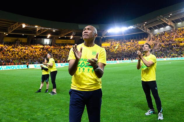 Equipe Nantes - Ambiance - Antoine KOMBOUARE ( entraineur Nantes ) - Presentation de la coupe de france en fin de match avec leurs supporters - FOOTBALL : Nantes vs Saint Etienne - Ligue 1 - 21 05 2022 FedericoPestellini Panoramic 
