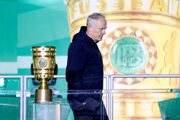 Sport Themen der Woche KW20 Sport Bilder des Tages STREICH Christian Trainer Team SC Freiburg bei der Siegerehrung mit dem DFB Pokal DFB Pokal Endspiel 2022 im Berliner Olympiastadion RB Leipzig - SC Freiburg am 21.05.2022 in Berlin DFL REGULATIONS PROHIBIT ANY USE OF PHOTOGRAPHS as IMAGE SEQUENCES and or QUASI-VIDEO *** STREICH Christian coach team SC Freiburg at the award ceremony with the DFB Pokal DFB Pokal Final 2022 in Berlin Olympic Stadium RB Leipzig SC Freiburg on 21 05 2022 in Berlin DFL REGULATIONS PROHIBIT ANY USE OF PHOTOGRAPHS as IMAGE SEQUENCES and or QUASI VIDEO Copyright: xLacixPerenyix