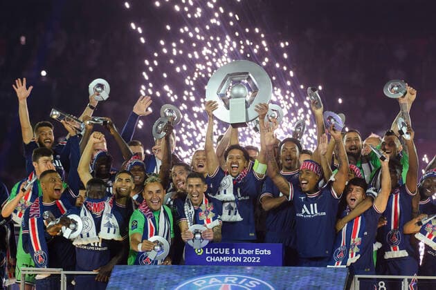 Sport Bilder des Tages The players of Paris lift the Champion s trophy at the end of the match between PSG and FC Metz at the Parc des Princes, in Paris on May 21st 2022.  JulienxMattiax xLexPictorium LePictorium_0263441