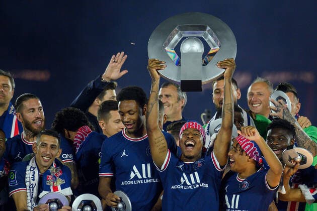The players of Paris lift the Champion s trophy at the end of the match between PSG and FC Metz at the Parc des Princes, in Paris on May 21st 2022.  JulienxMattiax xLexPictorium LePictorium_0263444