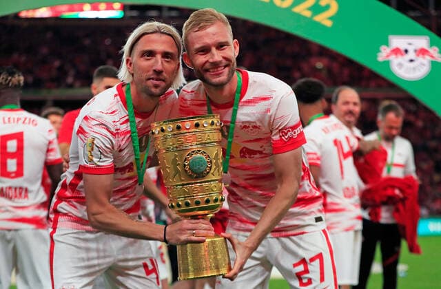 21.05.2022, xfrx, Fussball DFB Pokal Finale 2022, SC Freiburg - RB Leipzig emspor, v.l. Jubel Freude über den Sieg des DFB Pokals Kevin Kampl (RB Leipzig) Konrad Laimer (RB Leipzig) zautz (DFL DFB REGULATIONS PROHIBIT ANY USE OF PHOTOGRAPHS as IMAGE SEQUENCES and or QUASI-VIDEO) Berlin