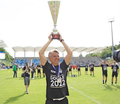 21.05.2022, xmohx, Fussball Saarlandpokal Finale 2022, FC Homburg - SV Elversberg emspor, v.l. Trainer Horst Steffen (Elversberg) jubelnd mit dem Pokal (DFL DFB REGULATIONS PROHIBIT ANY USE OF PHOTOGRAPHS as IMAGE SEQUENCES and or QUASI-VIDEO) Homburg