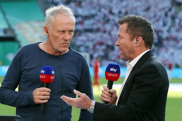 Trainer Christian Streich im Interview bei Sky Fernsehen Privatsender Experte Lothar Matthäus Fußball Fussball DFB Pokal Finale Saison 2021 2022 21.05.2022 SC Freiburg SCF vs. RasenBall Sport Leipzig RBL *** Coach Christian Streich interviewed on Sky television private broadcaster expert Lothar Matthäus sports soccer DFB Cup final season 2021 2022 21 05 2022 SC Freiburg SCF vs RasenBall Sport Leipzig RBL