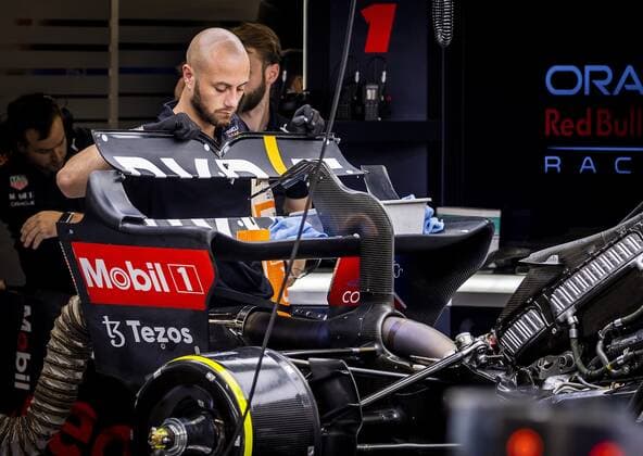 BARCELONA - Red Bull Racing engineers are working on the rear wing of Max Verstappen s car whose DRS, the movable section, failed during qualifying yesterday, ahead of the F1 Grand Prix of Spain at Circuit de Barcelona-Catalunya on May 22, 2022 in Barcelona, Spain. REMKO DE WAAL F1 Grand Prix of Spain, RACE 2022 xVIxANPxSportx xxANPxIVx