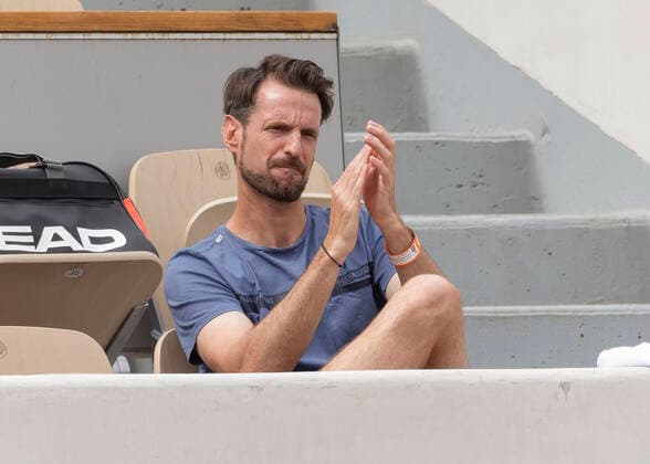 French Open 2022, Jule Niemeier Team in der Spielerloge, ganz rechts Trainer, coach Christopher Kas applaudiert Copyright: xJuergenxHasenkopfx