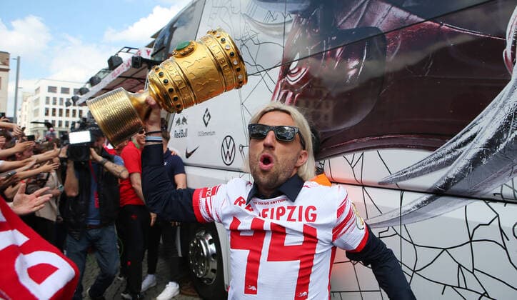 Sport Themen der Woche KW20 Sport Bilder des Tages RB Leipzig feiert Pokalsieg 22.05.2022 Leipzig, 22.05.2022, Siegeszug, Fussball, Pokalsieg, Die Mannschaft von RB Leipzig, DFB Pokalsieger 2022, feiert mit den Fans den gestrigen Sieg. Im Bild: Kevin Kampl mit der Trophäe , *** RB Leipzig celebrates cup victory 22 05 2022 Leipzig, 22 05 2022, victory march, football, cup victory, The team of RB Leipzig, DFB Cup winner 2022, celebrates yesterdays victory with the fans In the picture Kevin Kampl with the trophy ,
