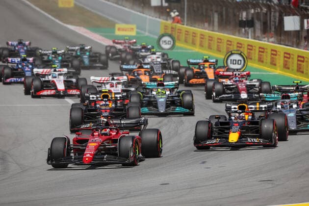 16 LECLERC Charles (mco), Scuderia Ferrari F1-75, action, start with 01 VERSTAPPEN Max (nld), Red Bull Racing RB18, action during the Formula 1 Pirelli Grand Premio de Espana 2022, 6th round of the 2022 FIA Formula One World Championship, WM, Weltmeisterschaft on the Circuit de Barcelona-Catalunya, from May 20 to 22, 2022 in Montmelo, Spain - F1 - SPANISH GRAND PRIX 2022 - RACE DPPI Panoramic GOOD2450