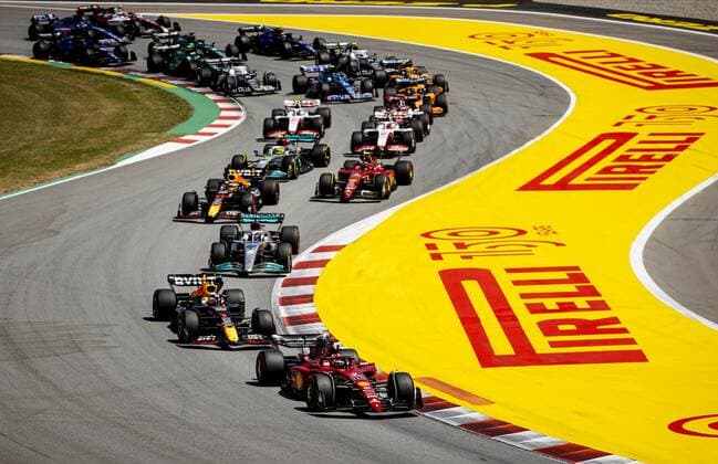 BARCELONA - Max Verstappen (1) with the Oracle Red Bull Racing RB18 Honda and Charles Leclerc (16) with the Ferrari during the F1 Grand Prix of Spain at Circuit de Barcelona-Catalunya on May 22, 2022 in Barcelona, Spain. REMKO DE WAAL F1 Grand Prix of Spain, RACE 2022 xVIxANPxSportx xxANPxIVx