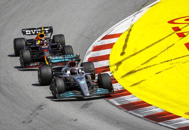 63 RUSSELL George (gbr), Mercedes AMG F1 Team W13, action with 01 VERSTAPPEN Max (nld), Red Bull Racing RB18 during the Formula 1 Pirelli Grand Premio de Espana 2022, 6th round of the 2022 FIA Formula One World Championship, WM, Weltmeisterschaft on the Circuit de Barcelona-Catalunya, from May 20 to 22, 2022 in Montmelo, Spain - F1 - SPANISH GRAND PRIX 2022 - RACE DPPI Panoramic  _B3_8787