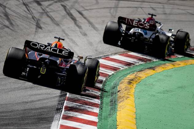 BARCELONA - Max Verstappen (1) driving the Oracle Red Bull Racing RB18 Honda and George Russell (63) driving the Mercedes W13 (R) during the F1 Grand Prix of Spain at Circuit de Barcelona-Catalunya on May 22, 2022 in Barcelona, Spain. REMKO DE WAAL F1 Grand Prix of Spain, RACE 2022 xVIxANPxSportx xxANPxIVx
