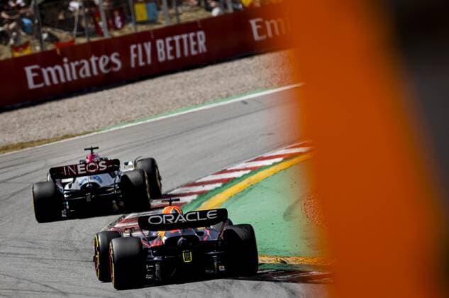 BARCELONA - Max Verstappen (1) driving the Oracle Red Bull Racing RB18 Honda and George Russell (63) driving the Mercedes W13 (L) during the F1 Grand Prix of Spain at Circuit de Barcelona-Catalunya on May 22, 2022 in Barcelona, Spain. REMKO DE WAAL F1 Grand Prix of Spain, RACE 2022 xVIxANPxSportx xxANPxIVx