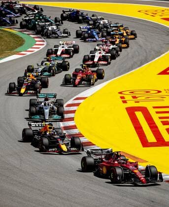 BARCELONA - Max Verstappen (1) with the Oracle Red Bull Racing RB18 Honda and Charles Leclerc (16) with the Ferrari during the F1 Grand Prix of Spain at Circuit de Barcelona-Catalunya on May 22, 2022 in Barcelona, Spain. REMKO DE WAAL F1 Grand Prix of Spain, RACE 2022 xVIxANPxSportx xxANPxIVx