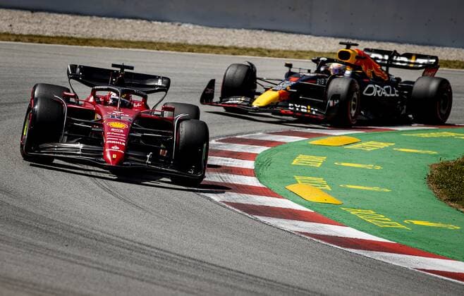 BARCELONA - Charles Leclerc (16) driving the Ferrari and Max Verstappen (1) driving the Oracle Red Bull Racing RB18 Honda during the F1 Grand Prix of Spain at Circuit de Barcelona-Catalunya on May 22, 2022 in Barcelona, Spain. REMKO DE WAAL F1 Grand Prix of Spain, RACE 2022 xVIxANPxSportx xxANPxIVx