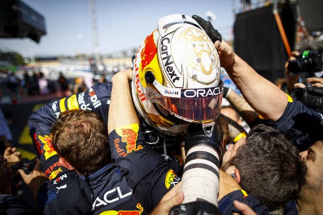 Sport Bilder des Tages VERSTAPPEN Max (ned), Red Bull Racing RB18, portrait, celebrating his win during the Formula 1 Pirelli Grand Premio de Espana 2022, 6th round of the 2022 FIA Formula One World Championship, WM, Weltmeisterschaft on the Circuit de Barcelona-Catalunya, from May 20 to 22, 2022 in Montmelo, Spain - F1 - SPANISH GRAND PRIX 2022 - RACE DPPI Panoramic  _B3_8984