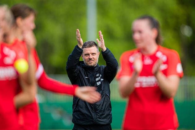 220522 Alexander Straus, head coach of Brann, celebrates after the Toppserien football match between Kolbotn and Brann on May 22, 2022 in Oslo. Photo: Marius Simensen BILDBYRAN Cop 238 bbeng brann dam football fotball fotboll jubel kolbotn skb tfk toppserien Copyright: MARIUSxSIMENSEN BB220522BB783