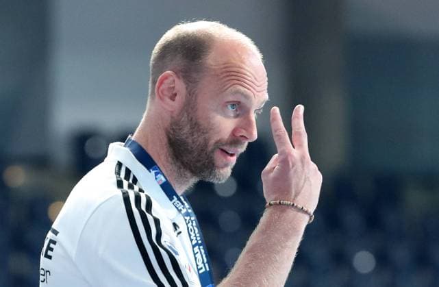 22.05.2022 - Handball - 1. Bundesliga LIQUI MOLY HBL - Saison 2021 2022 - 31. Spieltag: HC Erlangen Metropolregion Nürnberg HCE - Füchse Berlin - DaMa - Olafur Stefansson (Co-Trainer HC Erlangen HCE ) zeigt an gestikuliert dirigiert gibt Anweisungen
