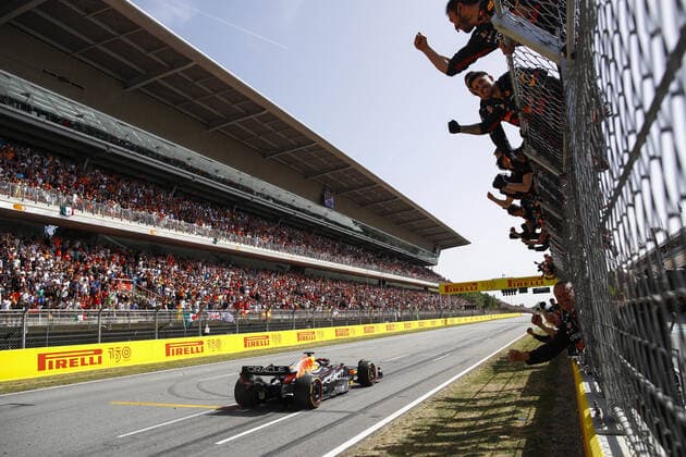 01 VERSTAPPEN Max (nld), Red Bull Racing RB18, action victory during the Formula 1 Pirelli Grand Premio de Espana 2022, 6th round of the 2022 FIA Formula One World Championship, WM, Weltmeisterschaft on the Circuit de Barcelona-Catalunya, from May 20 to 22, 2022 in Montmelo, Spain - F1 - SPANISH GRAND PRIX 2022 - RACE DPPI Panoramic  00122016__B3_8949
