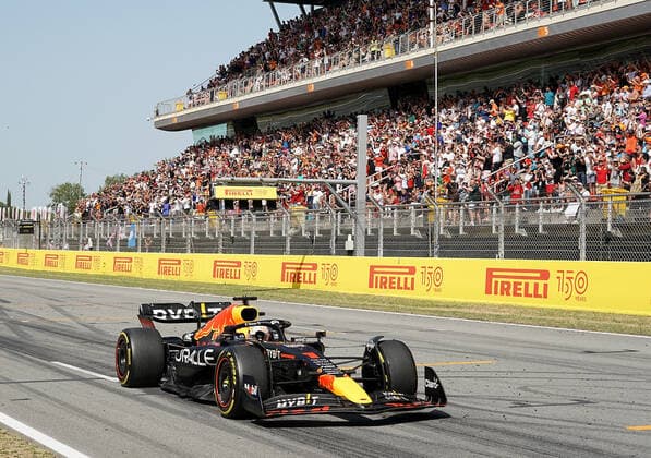 F1 Aramco Grand Prix von Spanien 2022 22.05.2022, Circuit de Catalunya, Barcelona, F1 Aramco Grand Prix von Spanien 2022 , im Bild Zieldurchfahrt des Siegers Max Verstappen (NEL), Oracle Red Bull Racing. seine Mechaniker jubeln ihm auf dem Zaun zu.