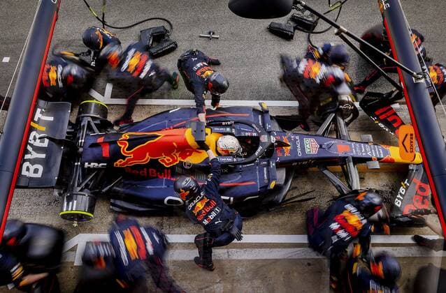 BARCELONA - Max Verstappen (Oracle Red Bull Racing) makes a pit stop during the F1 Grand Prix of Spain at Circuit de Barcelona-Catalunya on May 22, 2022 in Barcelona, Spain. REMKO DE WAAL F1 Grand Prix of Spain, RACE 2022 xVIxANPxSportx xxANPxIVx