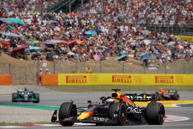 22.05.2022, Circuit de Catalunya, Barcelona, F1 Pirelli Grand Prix von Spanien 2022 , im Bild Max Verstappen (NEL), Oracle Red Bull Racing, George Russel (GBR), Mercedes-AMG Petronas Formula One Team, Sergio Perez (MEX), Oracle Red Bull Racing (Foto EU-Images) Barcelona Circuit de Catalunya Catalunya Spain