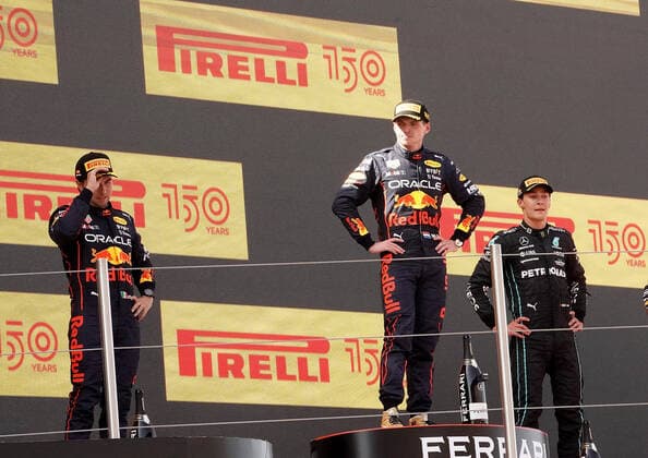 22.05.2022, Circuit de Catalunya, Barcelona, F1 Aramco Grand Prix von Spanien 2022 , im Bild Podium: Sieger Max Verstappen (NEL), Oracle Red Bull Racing. 2.Platz für Sergio Perez (MEX), Oracle Red Bull Racing, 3.Platz für George Russel (GBR), Mercedes-AMG Petronas Formula One Team (Foto EU-Images) Barcelona Circuit de Catalunya Catalunya Spain