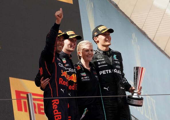 22.05.2022, Circuit de Catalunya, Barcelona, F1 Aramco Grand Prix von Spanien 2022 , im Bild Podium: Sieger Max Verstappen (NEL), Oracle Red Bull Racing. 2.Platz für Sergio Perez (MEX), Oracle Red Bull Racing, 3.Platz für George Russel (GBR), Mercedes-AMG Petronas Formula One Team (Foto EU-Images) Barcelona Circuit de Catalunya Catalunya Spain
