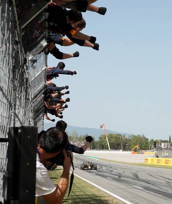 22.05.2022, Circuit de Catalunya, Barcelona, F1 Aramco Grand Prix von Spanien 2022 , im Bild Zieldurchfahrt des Siegers Max Verstappen (NEL), Oracle Red Bull Racing. seine Mechaniker jubeln ihm auf dem Zaun zu. (Foto EU-Images) Barcelona Circuit de Catalunya Catalunya Spain