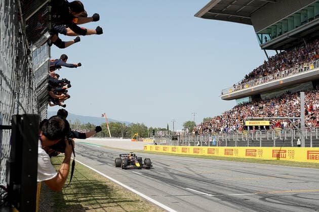 22.05.2022, Circuit de Catalunya, Barcelona, F1 Aramco Grand Prix von Spanien 2022 , im Bild Zieldurchfahrt des Siegers Max Verstappen (NEL), Oracle Red Bull Racing. seine Mechaniker jubeln ihm auf dem Zaun zu. (Foto EU-Images) Barcelona Circuit de Catalunya Catalunya Spain