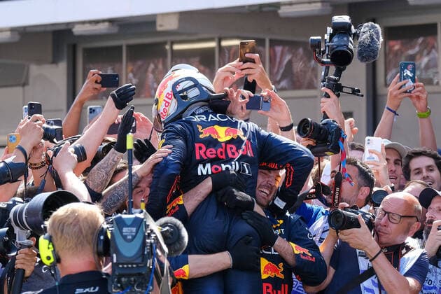 Max Verstappen (NED, Oracle Red Bull Racing, 1) jubelt nach dem Sieg mit seinen Mechanikern, Jubel Freude Emotionen happy gluecklich freudig, ESP, Formula One Pirelli Gran Premio de Espana, Formel 1, Sunday, Saison 2022, 22.05.2022, ESP, Formula One Pirelli Gran Premio de Espana, Formel 1, Sunday, Saison 2022, 22.05.2022, Barcelona Copyright: xEibner-Pressefotox EP_EER