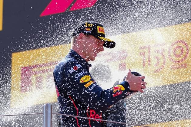 Szene Podium mit Sergio Perez (MEX, Oracle Red Bull Racing, 11, Max Verstappen (NED, Oracle Red Bull Racing, 1) und George Russell (UK, Mercedes AMG Petronas F1 Team, 63) beim Champagner duschen, Champage, ESP, Formula One Pirelli Gran Premio de Espana, Formel 1, Sunday, Saison 2022, 22.05.2022, ESP, Formula One Pirelli Gran Premio de Espana, Formel 1, Sunday, Saison 2022, 22.05.2022, Barcelona Copyright: xEibner-Pressefotox EP_EER