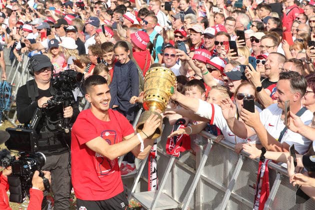 RB Leipzig feiert Pokalsieg 22.05.2022 Leipzig, 22.05.2022, Festwiese, Fussball, Pokalsieg, Die Mannschaft von RB Leipzig, DFB Pokalsieger 2022, feiert mit den Fans den gestrigen Sieg. Im Bild: Andre Silva (33, RB Leipzig) mit Pokal. ,