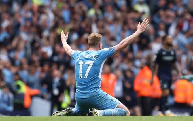 Manchester, England, 22nd May 2022. Kevin De Bruyne of Manchester City drops to his knees to celebrate during the Premier League match at the Etihad Stadium, Manchester. Picture credit should read: Darren Staples Sportimage EDITORIAL USE ONLY. No use with unauthorised audio, video, data, fixture lists, club league logos or live services. Online in-match use limited to 120 images, no video emulation. No use in betting, games or single club league player publications. SPI-1714-0073