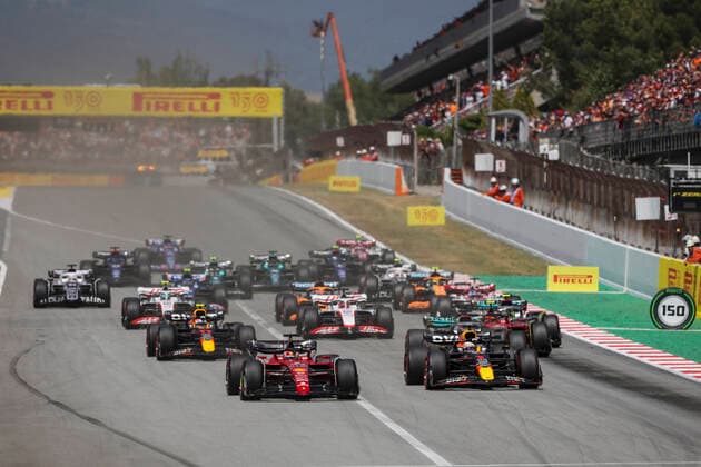 Start, 16 Charles Leclerc (MCO, Scuderia Ferrari), 1 Max Verstappen (NLD, Oracle Red Bull Racing), F1 Grand Prix of Spain at Circuit de Barcelona-Catalunya on May 22, 2022 in Barcelona, Spain. (Photo by HOCH ZWEI) Barcelona Spain