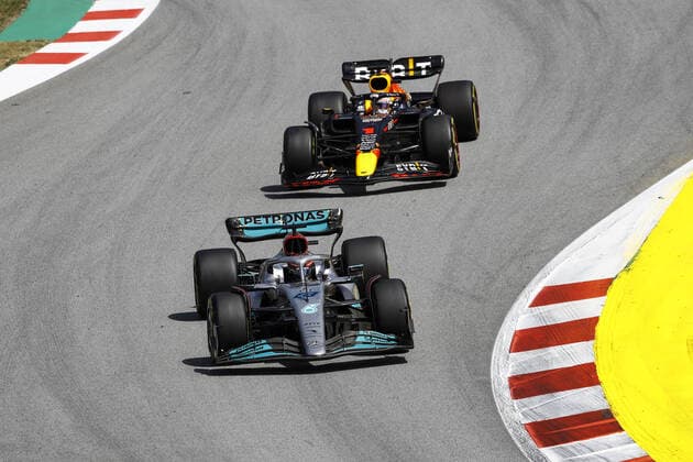 63 RUSSELL George (gbr), Mercedes AMG F1 Team W13, action 01 VERSTAPPEN Max (nld), Red Bull Racing RB18, action during the Formula 1 Pirelli Grand Premio de Espana 2022, 6th round of the 2022 FIA Formula One World Championship, WM, Weltmeisterschaft on the Circuit de Barcelona-Catalunya, from May 20 to 22, 2022 in Montmelo, Spain - F1 - SPANISH GRAND PRIX 2022 - RACE DPPI Panoramic  00122016__B3_8782