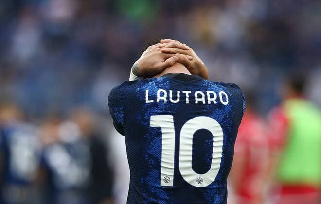 Sport Bilder des Tages Photo Spada LaPresse May 22 , 2022 - Milan ,Italy Soccer Inter vs Sampdoria - Italian Serie A Football Championship 2021 2022 - San Siro Stadium In the photo: delusion Inter after the match Lautaro Martinez (Inter Milan);  Copyright: xSpada LaPressex