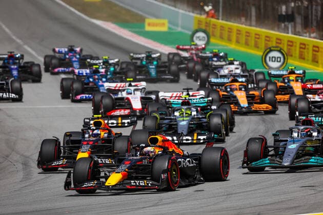 01 VERSTAPPEN Max (nld), Red Bull Racing RB18, 11 PEREZ Sergio (mex), Red Bull Racing RB18, 44 HAMILTON Lewis (gbr), Mercedes AMG F1 Team W13, action during the Formula 1 Pirelli Grand Premio de Espana 2022, 6th round of the 2022 FIA Formula One World Championship, WM, Weltmeisterschaft on the Circuit de Barcelona-Catalunya, from May 20 to 22, 2022 in Montmelo, Spain - F1 - SPANISH GRAND PRIX 2022 - RACE DPPI Panoramic  20220522_GOOD2456