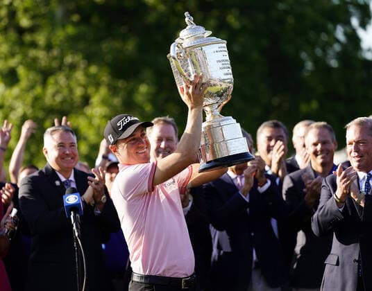 Bilder des Jahres 2022, Sport 05 Mai Sport Themen der Woche KW20 Sport Bilder des Tages Justin Thomas holds the championship trophy after the final round of the PGA, Golf Herren Championship at Southern Hills Country Club in Tulsa, Oklahoma on Sunday, May 22, 2022. Thomas won the 2022 PGA Championship after a 3 hole playoff with Will Zalatoris.  OKP20220522952 KYLExRIVAS