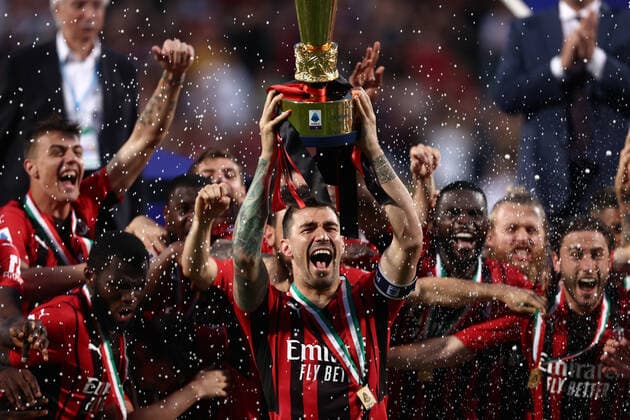 Sport Themen der Woche KW20 Sport Bilder des Tages Mandatory Credit: Photo by Francesco Scaccianoce LiveMedia Shutterstock (12951427bj) Alessio Romagnoli (AC Milan) and his teammates celebrate lifting the trophy after winning the SERIE A championship italian soccer Serie A match US Sassuolo vs AC Milan, MAPEI Stadium, Reggio Emilia, Italy - 22 May 2022 italian soccer Serie A match US Sassuolo vs AC Milan, MAPEI Stadium, Reggio Emilia, Italy - 22 May 2022  Copyright: xFrancescoxScaccianoce LiveMedia Shutterstockx 12951427bj