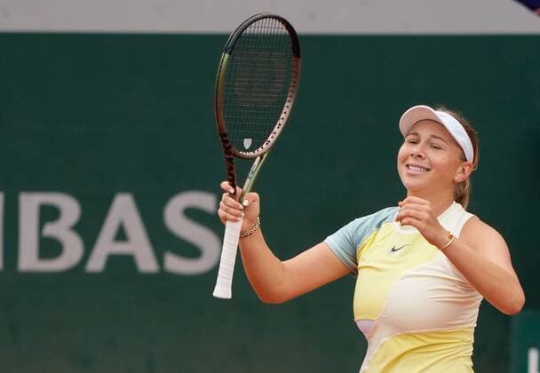 Mandatory Credit: Photo by Dave Shopland Shutterstock (12943993ab) USA s Amanda Anisimova wins in straight sets in 1st round French Open Tennis, Day 2, Roland Garros, Paris, France - 23 May 2022 French Open Tennis, Day 2, Roland Garros, Paris, France - 23 May 2022  Copyright: xDavexShopland Shutterstockx 12943993ab