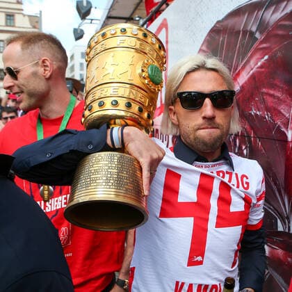 RB Leipzig feiert Pokalsieg 22.05.2022 Leipzig, 22.05.2022, Siegeszug, Fussball, Pokalsieg, Im Bild: Kevin Kampl (44, RB Leipzig) mit dem Pokal ,