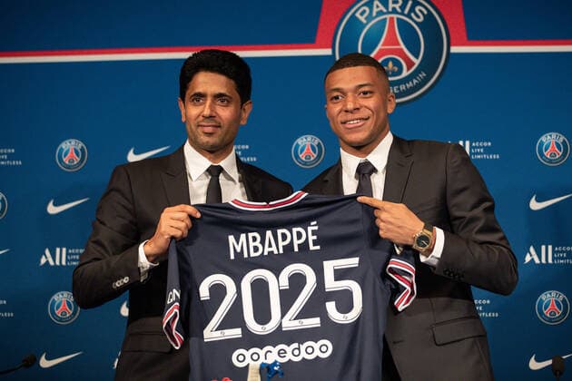 Sport Themen der Woche KW21 Sport Bilder des Tages Nasser AL KHELAIFI, President-directeur general du Paris Saint-Germain, et Kylian MBAPPE FOOTBALL : Conference de presse de Kylian MBAPPE - 23 05 2022 AurelienMorissard Panoramic 