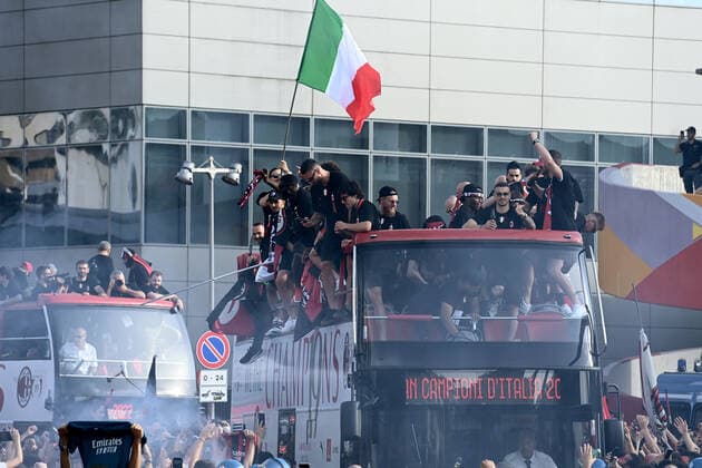 220523 Players of Milan celebrate during the victory parade after winning Serie A on May 23, 2022 in Milan. Photo: Bildbyran BILDBYRAN kod XZ XZ0067 fotboll football soccer fotball serie a milan bbeng jubel italienska mästare italienska mästare 2021 2022 segerparad Copyright: BILDBYRAN BB220523ZC005
